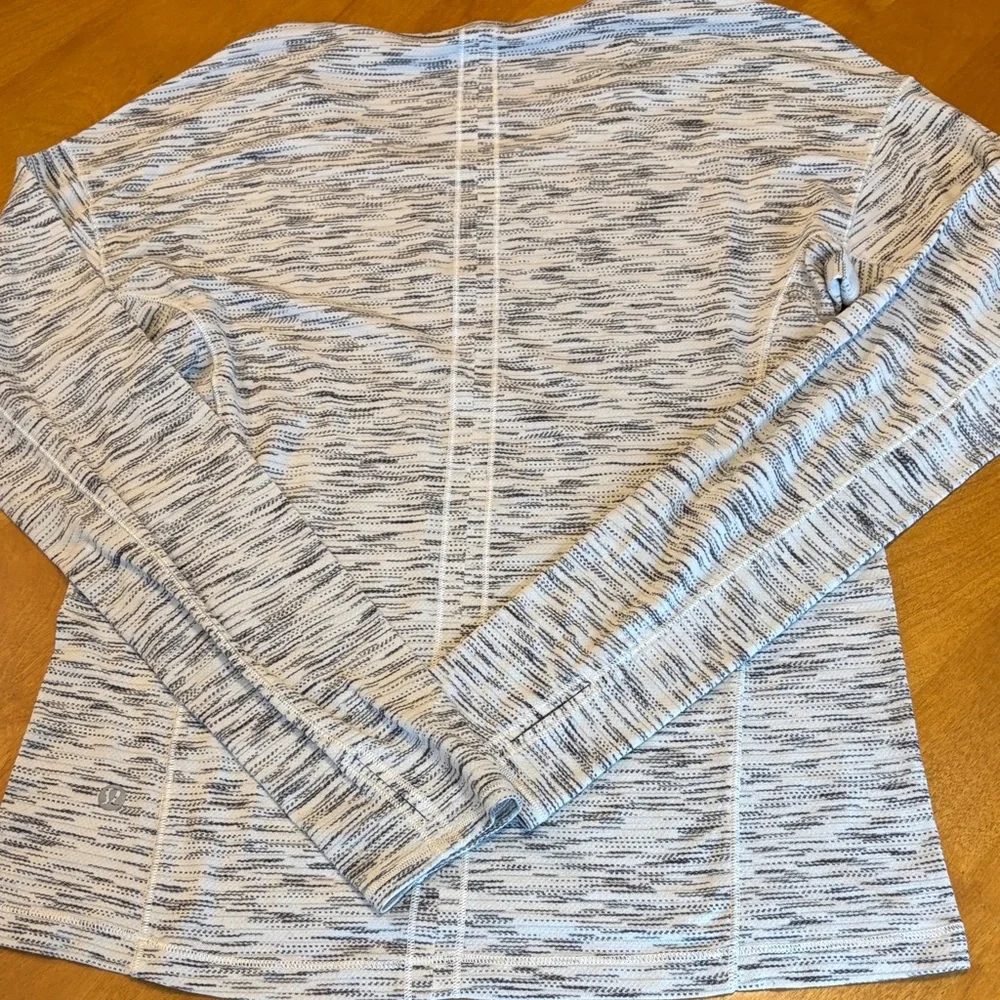Lululemon Athletica Gray and White Patterned Long Sleeve Tee - Picture 4 of 4